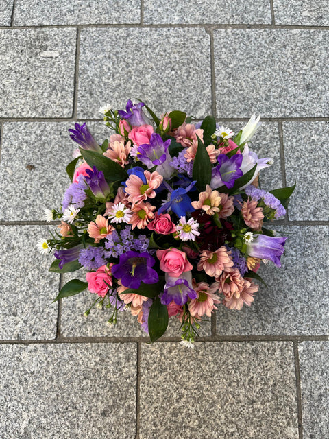 VERSE BLOEMEN - bloemstuk met paars/roze kleuren