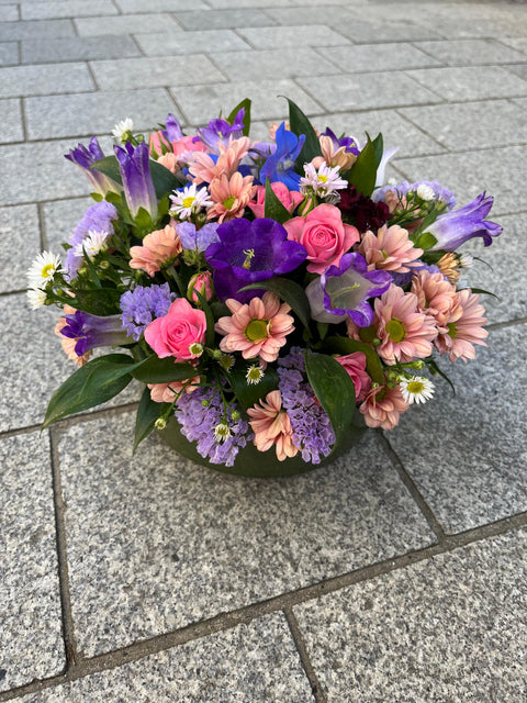 VERSE BLOEMEN - bloemstuk met paars/roze kleuren