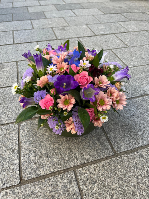 VERSE BLOEMEN - bloemstuk met paars/roze kleuren
