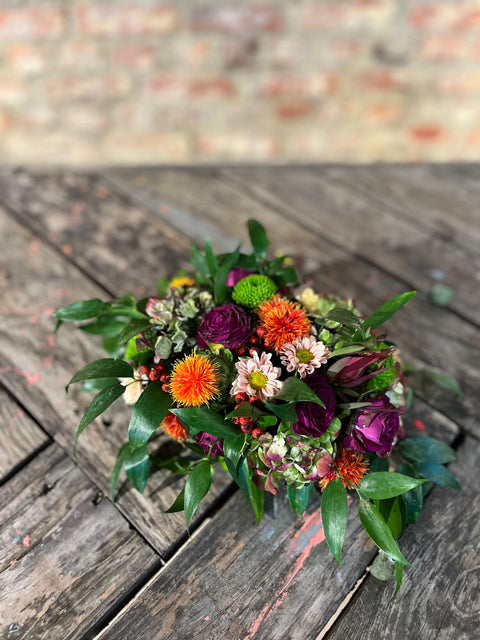 VERSE BLOEMEN - asymmetrisch bloemstuk in paars, roze en oranje