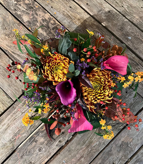 VERSE BLOEMEN - rond speels bloemstuk met herfstige accenten