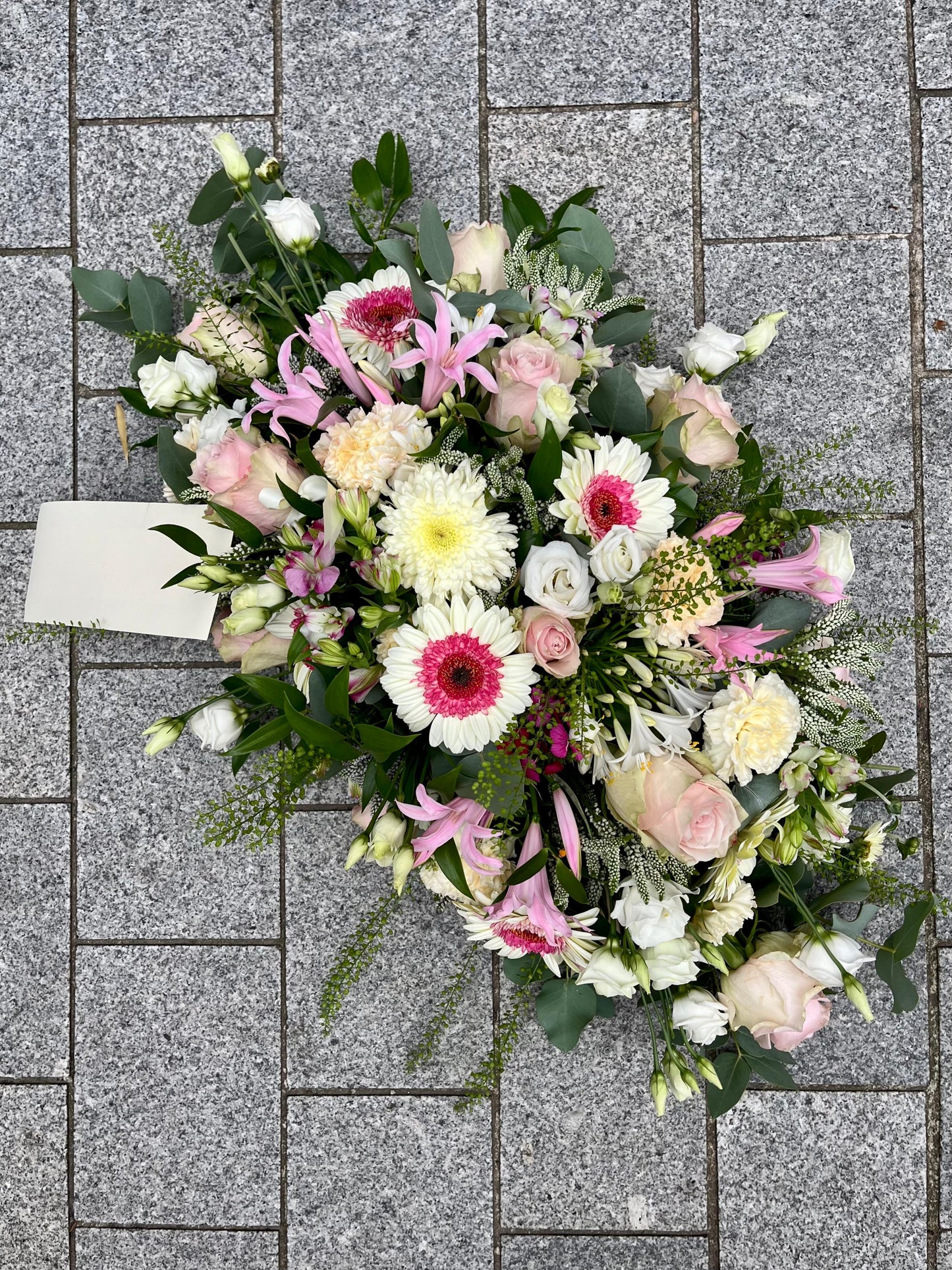 VERSE BLOEMEN - bloemstuk druppelvormig met zachte kleuren