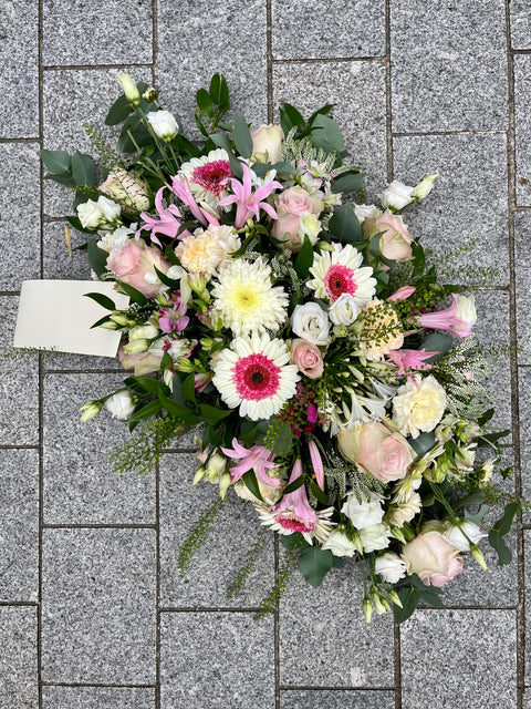 VERSE BLOEMEN - bloemstuk druppelvormig met zachte kleuren