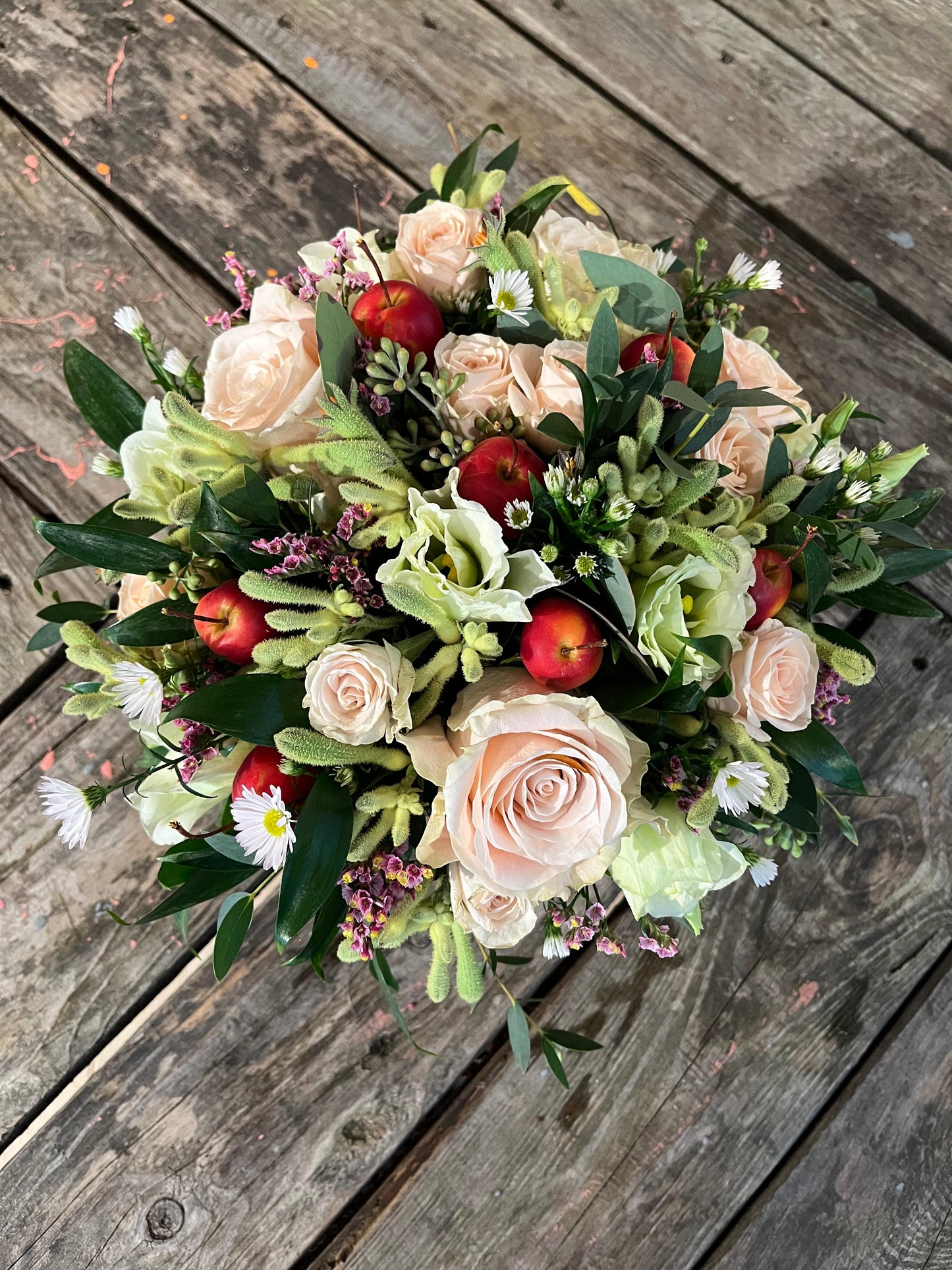 VERSE BLOEMEN – Romantisch bloemstuk met roze rozen