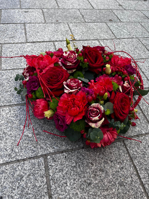 VERSE BLOEMEN - Hartvormig bloemstuk met rode rozen