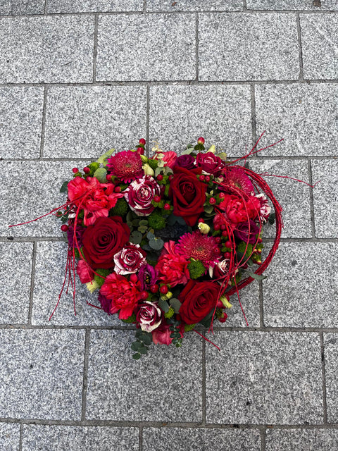 VERSE BLOEMEN - Hartvormig bloemstuk met rode rozen