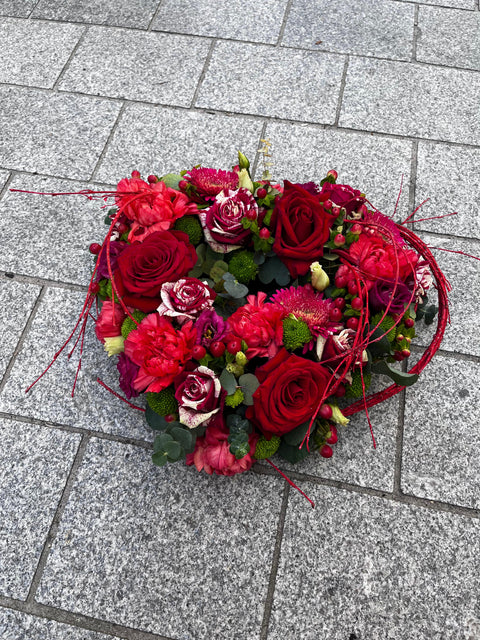 VERSE BLOEMEN - Hartvormig bloemstuk met rode rozen