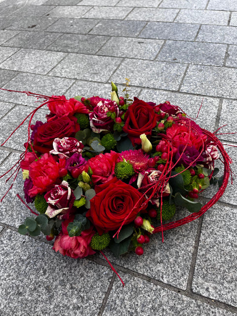 VERSE BLOEMEN - Hartvormig bloemstuk met rode rozen