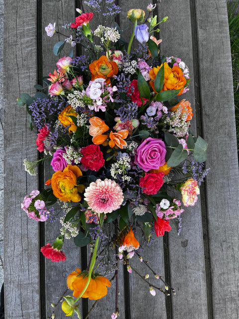 VERSE BLOEMEN - Ovalen speels bloemstuk met fleurige accenten