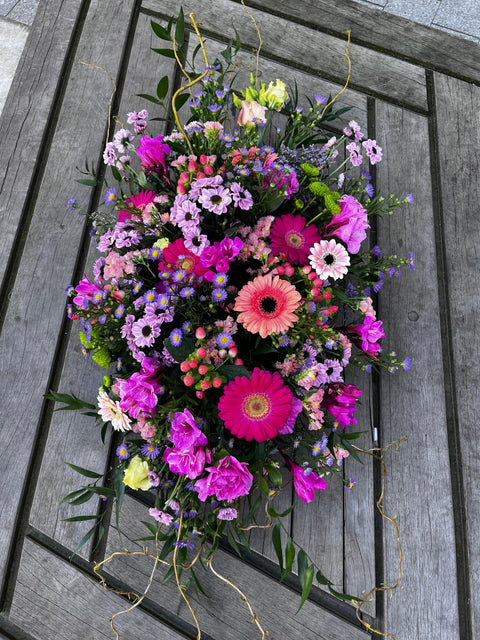 VERSE BLOEMEN - ovaal bloemstuk met paarse tinten (veld)