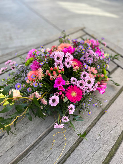 VERSE BLOEMEN - ovaal bloemstuk met paarse tinten (veld)