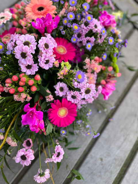 VERSE BLOEMEN - ovaal bloemstuk met paarse tinten (veld)