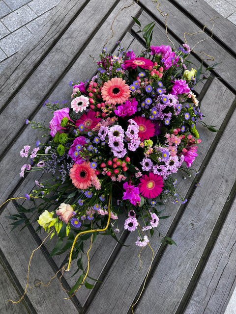 VERSE BLOEMEN - ovaal bloemstuk met paarse tinten (veld)