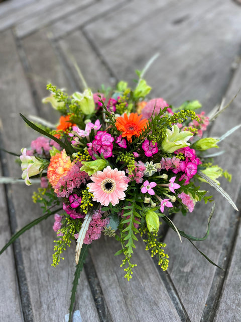 VERSE BLOEMEN - Rond speels bloemstuk met fleurige accenten