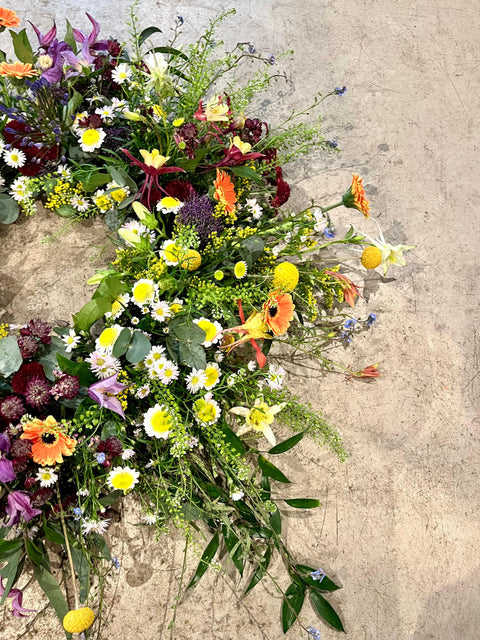 VERSE BLOEMEN - ROUW - Kleurrijke wilde krans