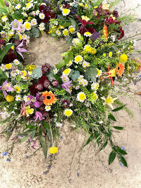VERSE BLOEMEN - ROUW - Kleurrijke wilde krans