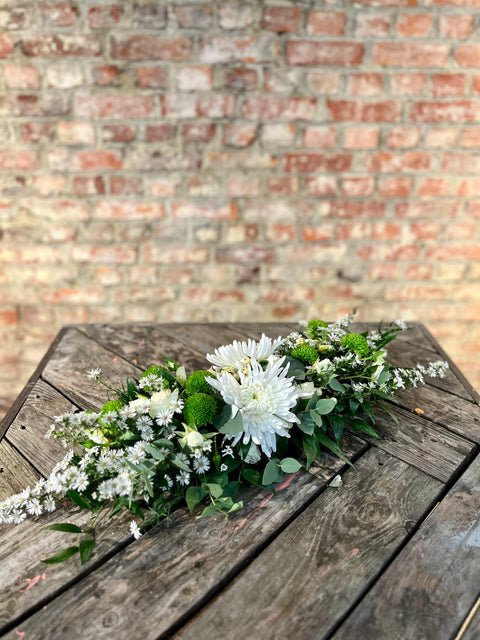 VERSE BLOEMEN - Klassiek wit-groen bloemstuk langwerpig