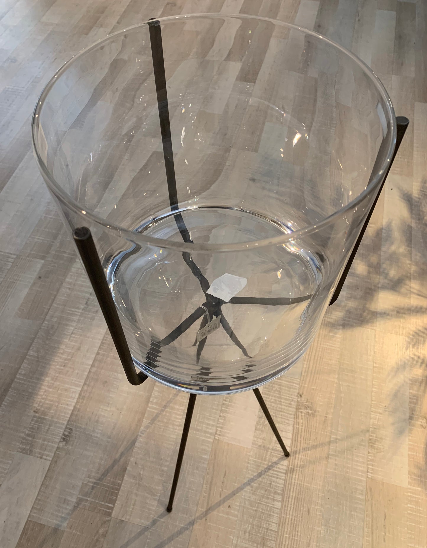 STAANDER - zwart metalen staander met glazen vaas