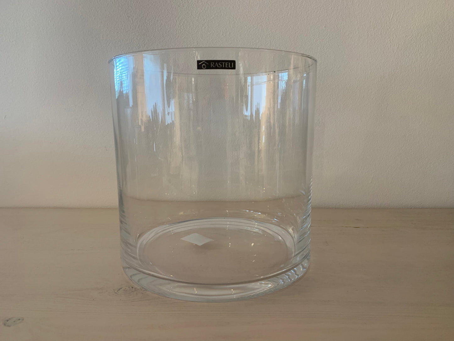 STAANDER - zwart metalen staander met glazen vaas