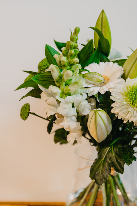 VERSE BLOEMEN - Rond wit boeket met groene accenten