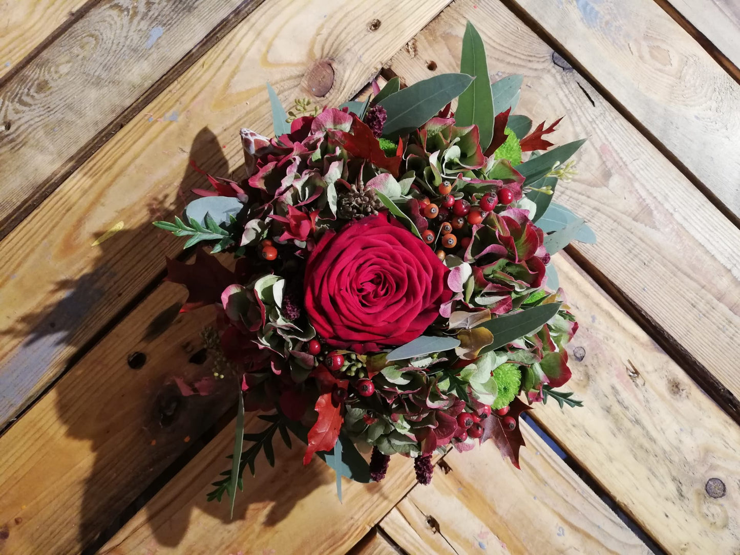 VERSE BLOEMEN - Klassiek bloemstuk met rode rozen
