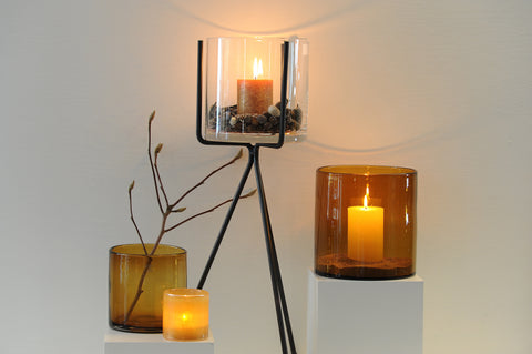 STAANDER - zwart metalen staander met glazen vaas