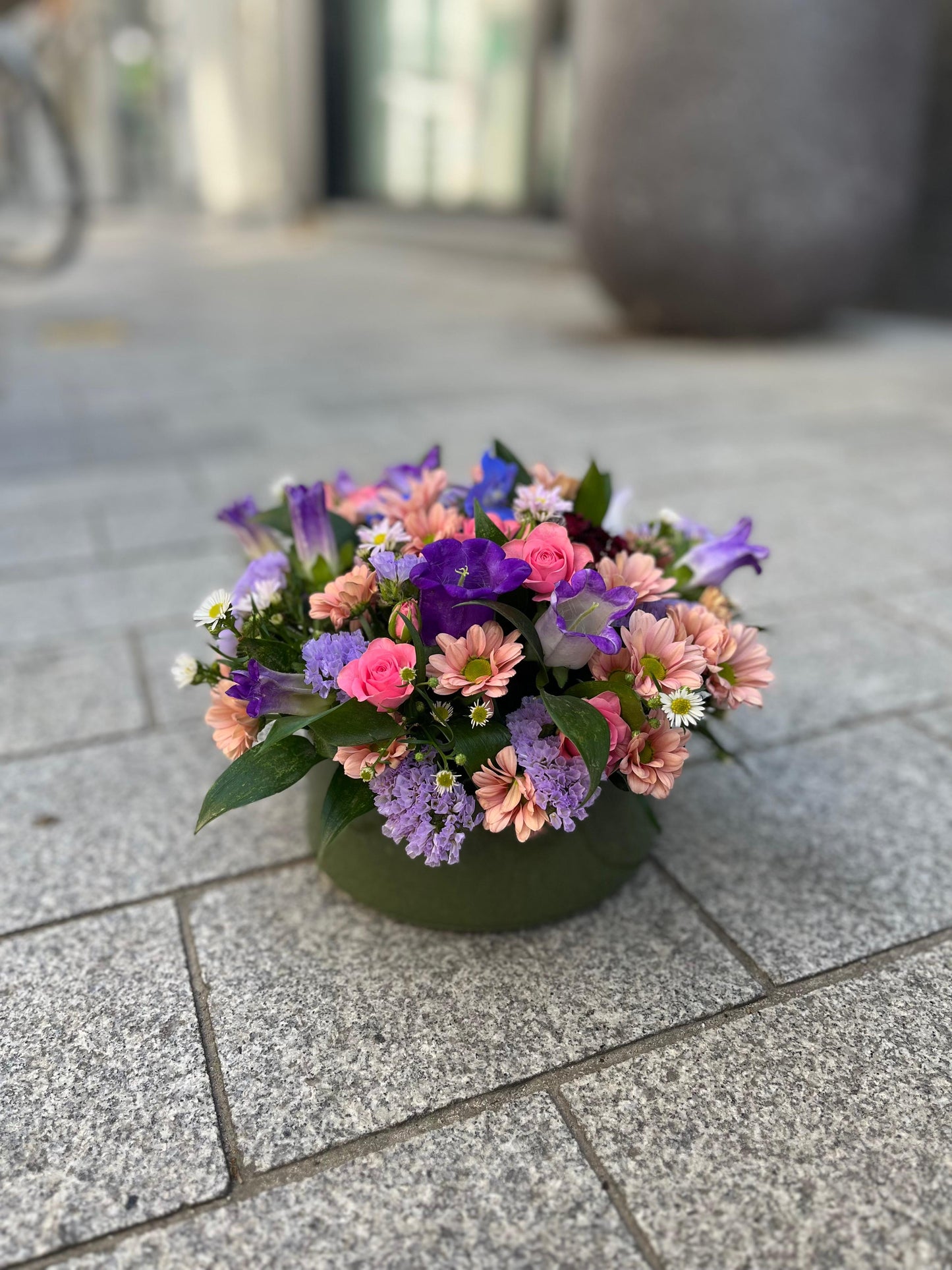 VERSE BLOEMEN - bloemstuk met paars/roze kleuren
