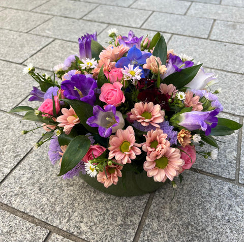 VERSE BLOEMEN - bloemstuk met paars/roze kleuren
