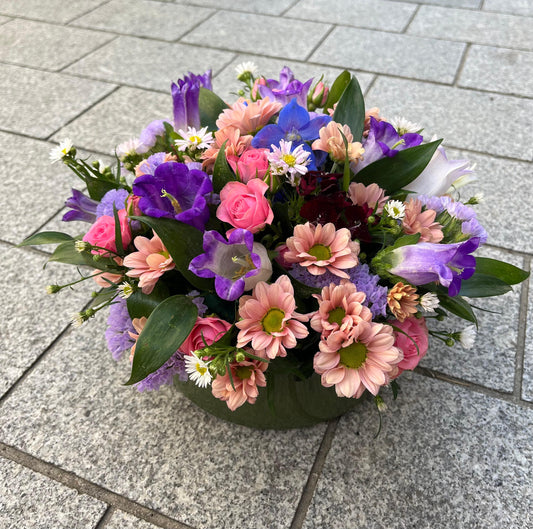 VERSE BLOEMEN - bloemstuk met paars/roze kleuren