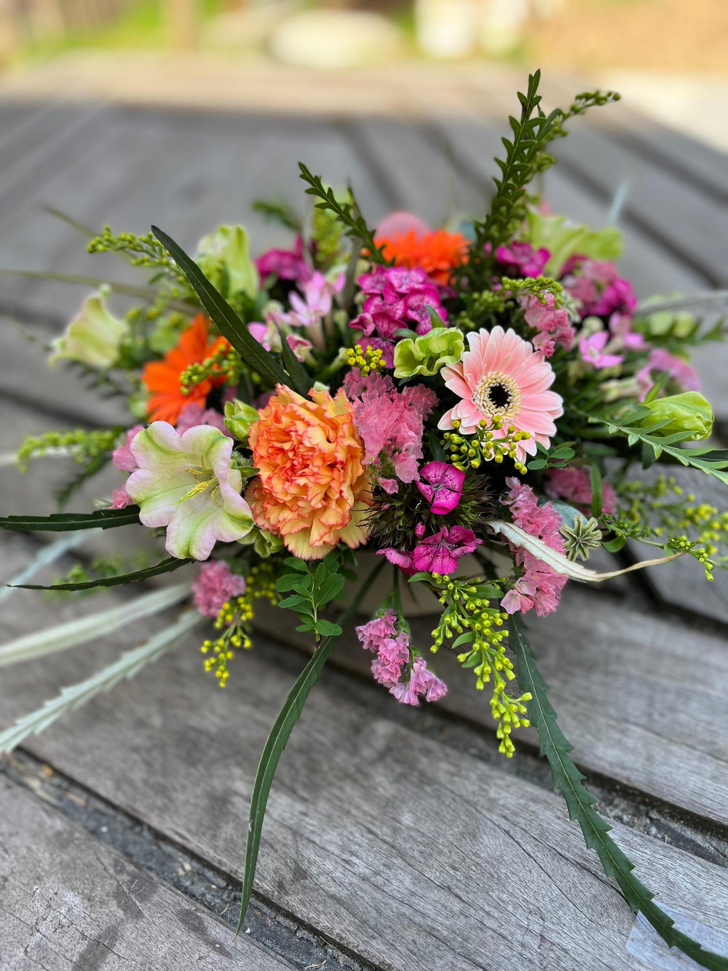VERSE BLOEMEN - bloemstuk met zomerse kleuren