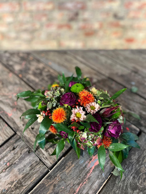 VERSE BLOEMEN - asymmetrisch bloemstuk in paars, roze en oranje