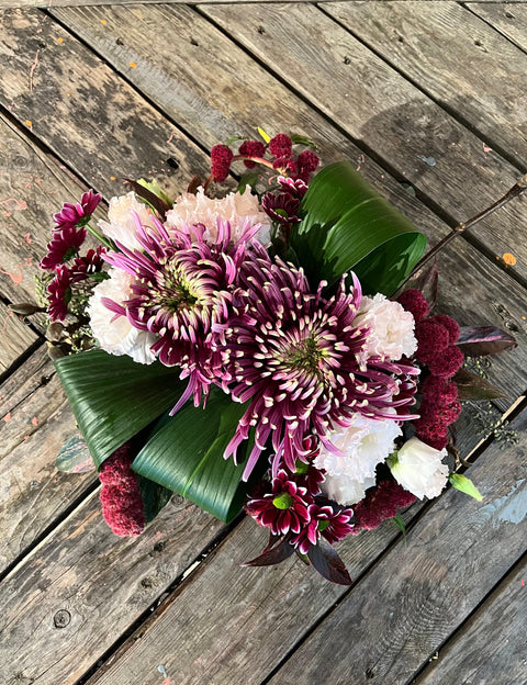 VERSE BLOEMEN - ovaal bloemstuk met paarse tinten (klassiek)