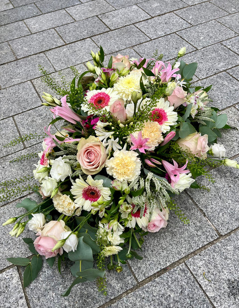 VERSE BLOEMEN - bloemstuk druppelvormig met zachte kleuren