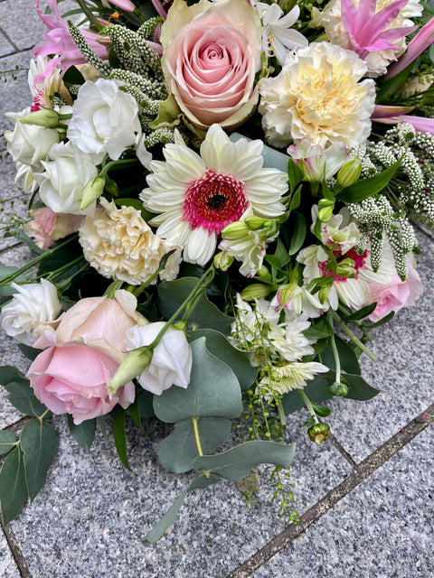 VERSE BLOEMEN - bloemstuk druppelvormig met zachte kleuren