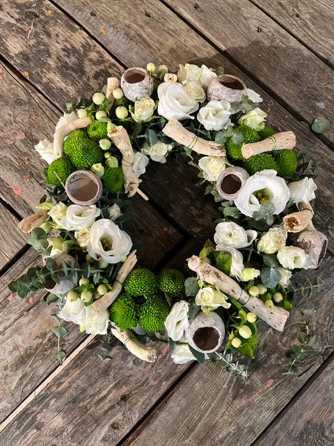 VERSE BLOEMEN - ROUW - Klassieke witte en groene krans