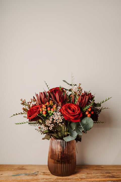 VERSE BLOEMEN - rond boeket gemengd rode rozen