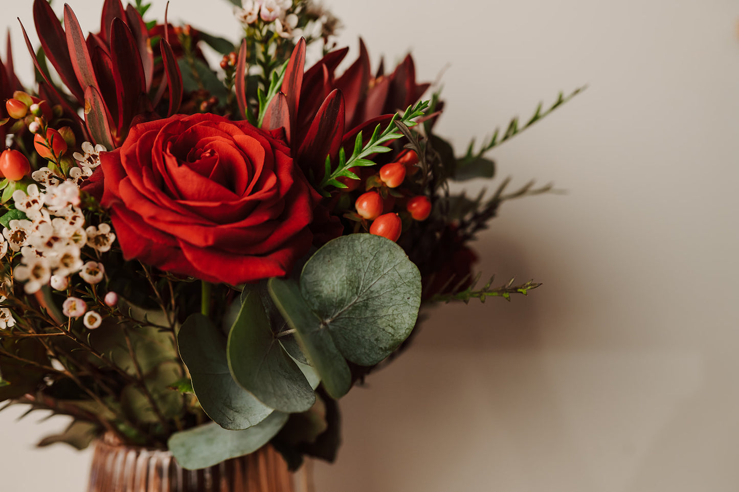 VERSE BLOEMEN - rond boeket gemengd rode rozen