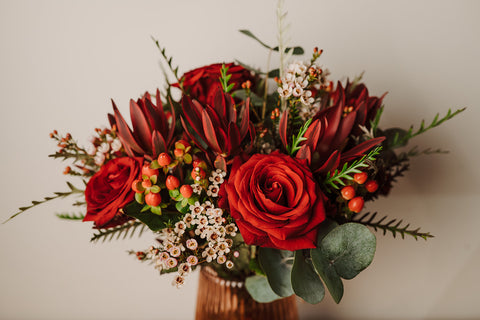 VERSE BLOEMEN - rond boeket gemengd rode rozen