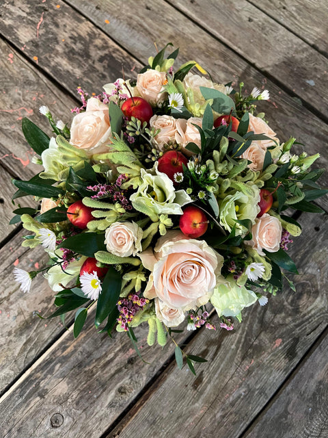 VERSE BLOEMEN –  Romantisch bloemstuk met roze rozen