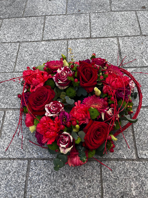 VERSE BLOEMEN - Hartvormig bloemstuk met rode rozen