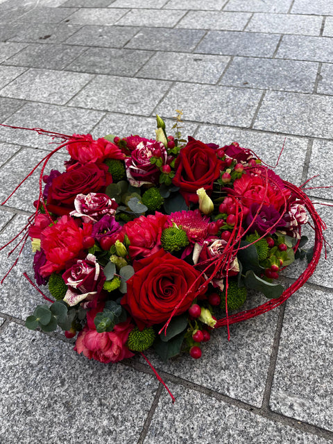 VERSE BLOEMEN - Hartvormig bloemstuk met rode rozen