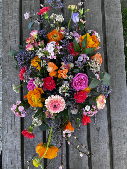 VERSE BLOEMEN - Ovalen speels bloemstuk met fleurige accenten