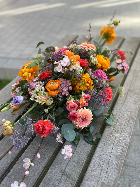 VERSE BLOEMEN - Ovalen speels bloemstuk met fleurige accenten