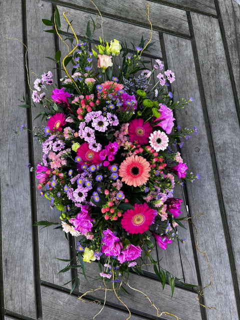 VERSE BLOEMEN - ovaal bloemstuk met paarse tinten (veld)