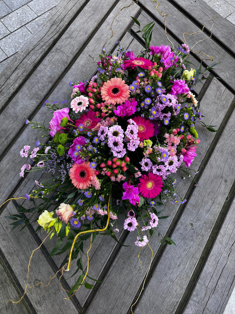 VERSE BLOEMEN - ovaal bloemstuk met paarse tinten (veld)