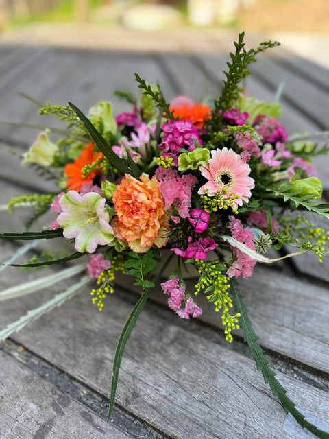 VERSE BLOEMEN - Rond speels bloemstuk met fleurige accenten