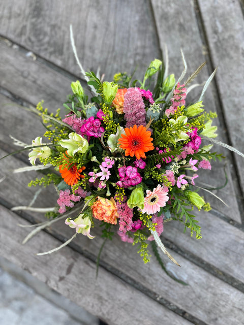 VERSE BLOEMEN - Rond speels bloemstuk met fleurige accenten