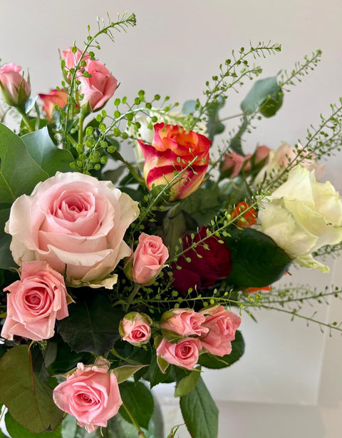 VERSE BLOEMEN - Rond boeket met gemengde rozen