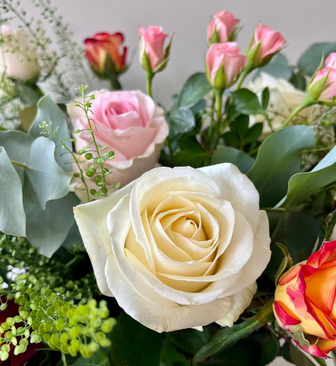 VERSE BLOEMEN - Rond boeket met gemengde rozen