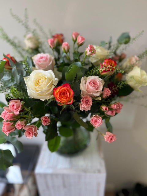 VERSE BLOEMEN - Rond boeket met gemengde rozen